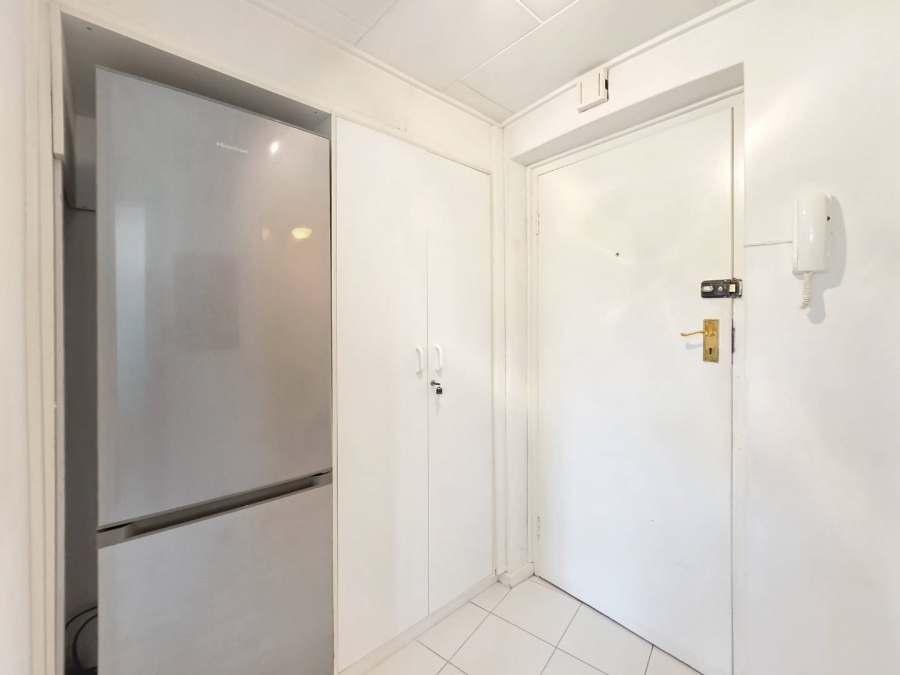 1 Bedroom Property for Sale in Vredehoek Western Cape